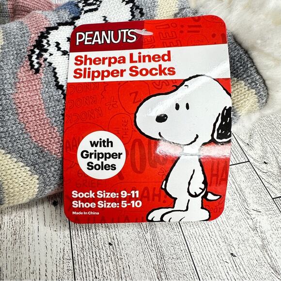 NWT Peanuts Snoopy Sherpa Lined Slipper Socks - Picture 2 of 4